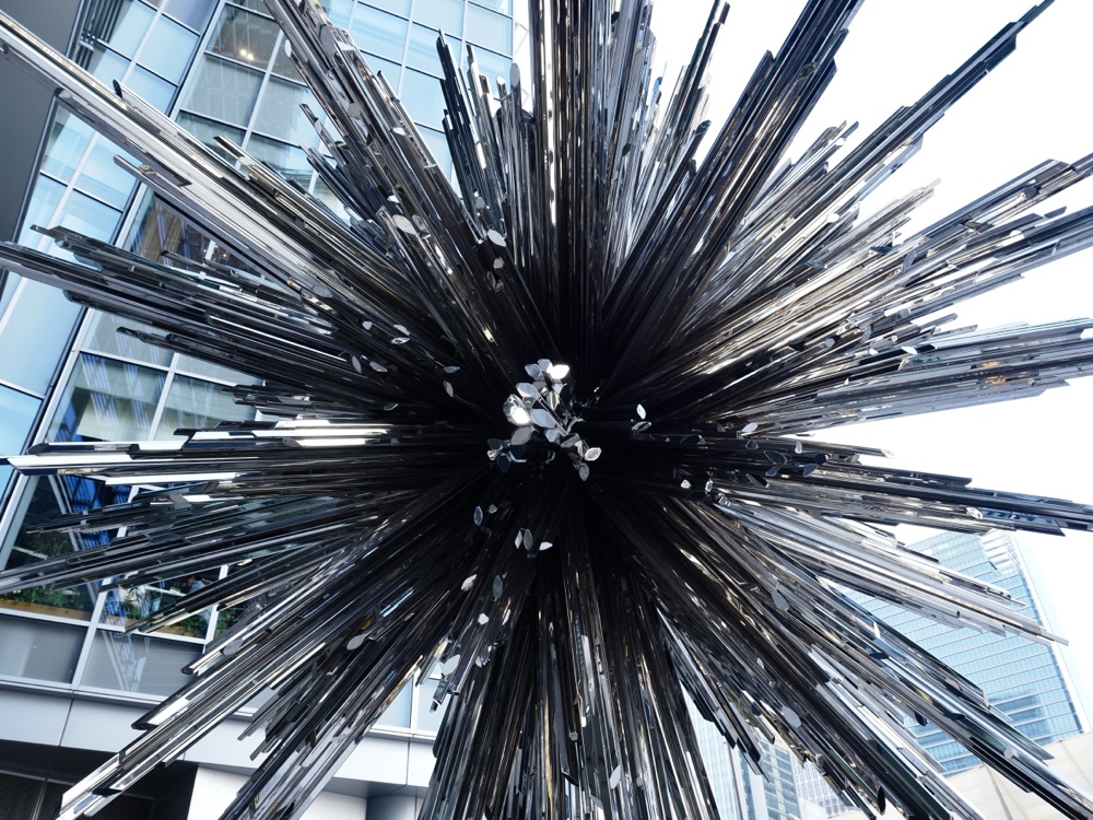 「尿路結石の像」のように見える、東京ミッドタウン八重洲のトゲの像