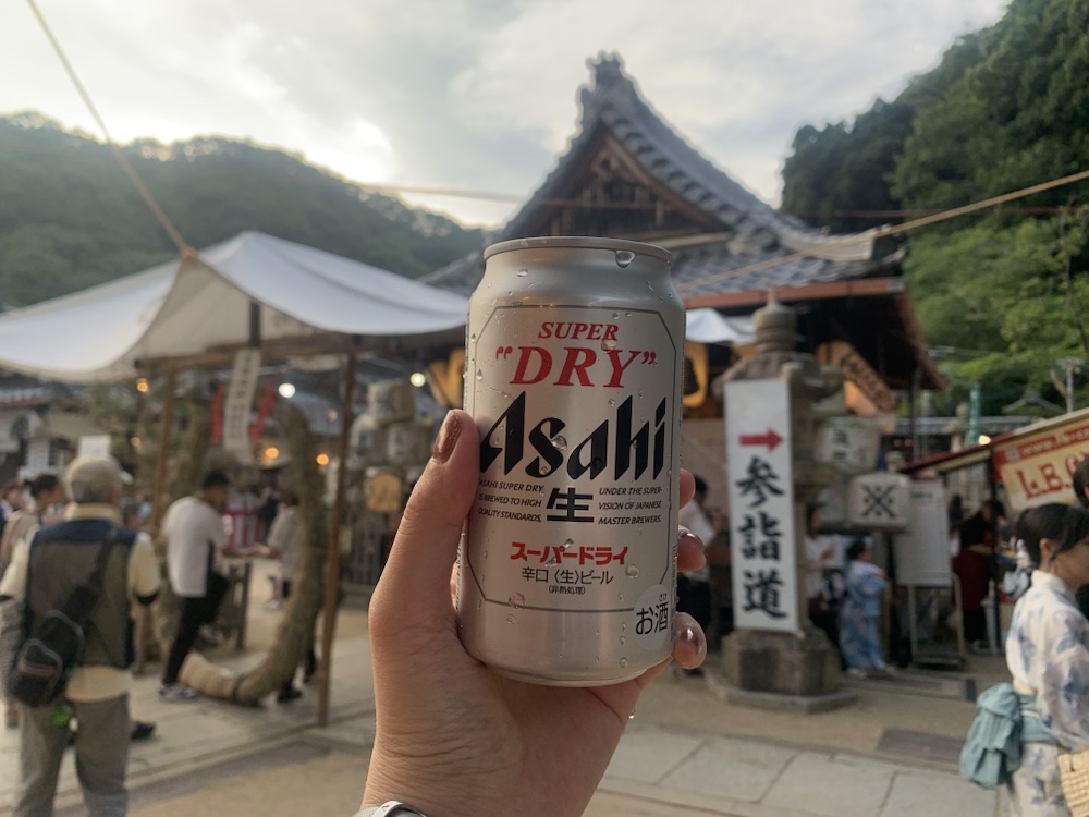 アサヒスーパードライを掲げた写真