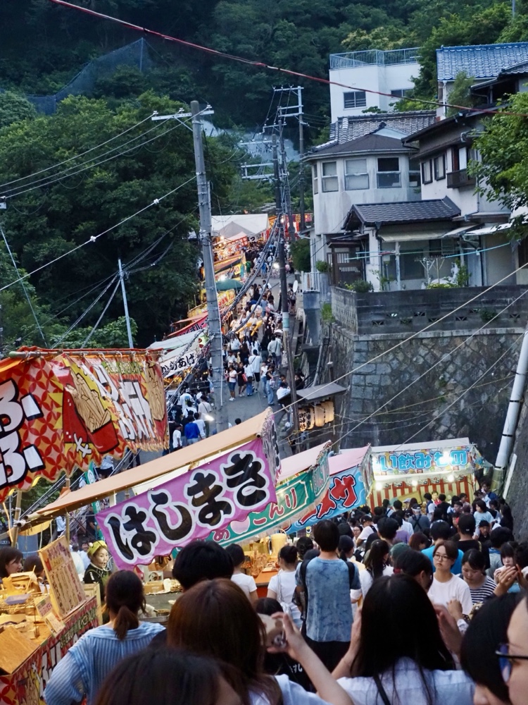 祇園祭で出店が並ぶ様子